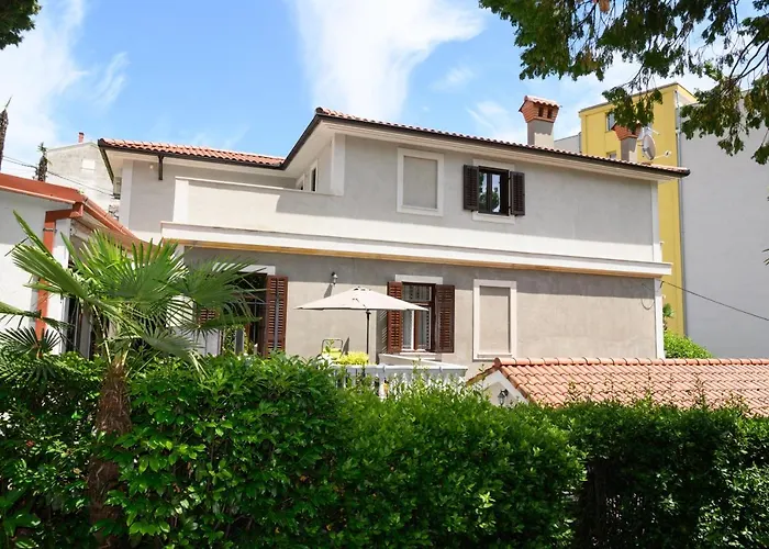 Salona Apartment *